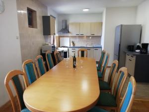 Kuchyň nebo kuchyňský kout v ubytování Apartment in Nin with sea view, terrace, air conditioning, Wi-Fi (4868-4)