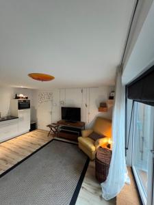 a living room with a couch and a television at Appartement Plein 1944 in Nijmegen