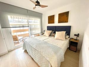 ein Schlafzimmer mit einem Bett und einem großen Fenster in der Unterkunft Esperanza Grand Apartments - Marbella Centro in Marbella + 38 Fotos