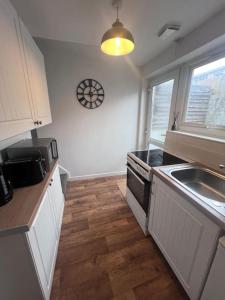 Dapur atau dapur kecil di Small, compact and cosy 2 bed