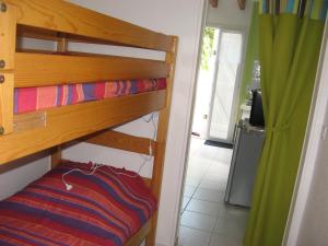 モルサンスにあるLa Petite Mongesseのベッドルーム1室(二段ベッド1組付)、キッチンが備わります。