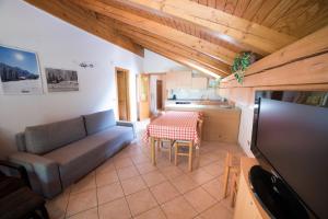 TV a/nebo společenská místnost v ubytování Villa Monari Apartment Riverside Terrace