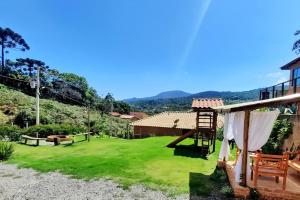einen Hof mit einem Spielplatz und einem Haus in der Unterkunft Amantes da Serra Ibitipoca, venha e surpreenda-se! in Conceição da Ibitipoca + 46 Fotos