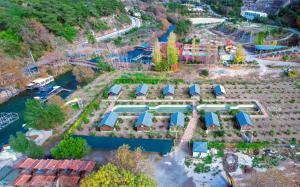 YaylalıRuby Bungalow Alanya的带游泳池的水上乐园的鸟瞰图