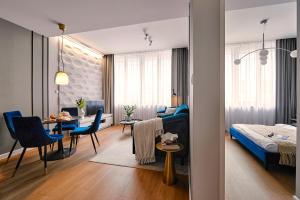 salon z sypialnią i salon z jadalnią w obiekcie Wielopole17 Max Apartment with AC w Krakowie