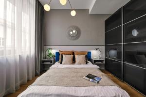 sypialnia z dwoma łóżkami i dużym oknem w obiekcie Wielopole17 Max Apartment with AC w Krakowie