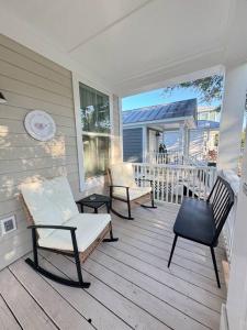 Balkón nebo terasa v ubytování Cute and Cozy Comfy Birds Junior Cottage - 1 mile to Dwntn Ocean Springs, near Beach with Golf Cart