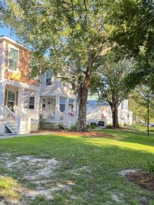 Zahrada ubytování Cute and Cozy Comfy Birds Junior Cottage - 1 mile to Dwntn Ocean Springs, near Beach with Golf Cart