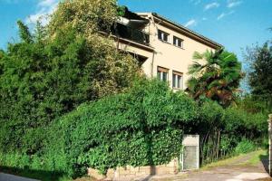 een gebouw met een bos struiken ervoor bij VILLA VALKANE PET FRIENDLY 150m FROM THE STUNNING VALKANE BEACH, City indoor pools-fitness and City mall in Pula