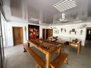 a living room with a table and a dining room at Costa Azul, Necoclí in Necoclí