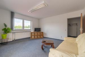 a living room with a couch and a tv at Monteurapartment I 8 Betten I Küche I Waschmaschine I Balkon in Münster