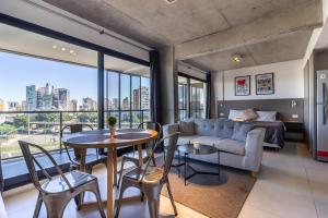 a living room with a couch and a table and chairs at Loft Elegante a 5 Minutos de Puerto Madero 6B in Buenos Aires