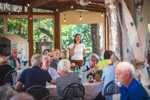 マッサ・ルブレンセにあるAgriturismo Il Giardino di Viglianoの人の群れの中に立つ女