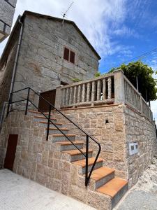 ein Steingebäude mit einer Seitentreppe in der Unterkunft Casita rural acogedora in Combarro