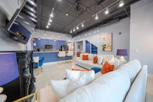 Μια τηλεόραση ή/και κέντρο ψυχαγωγίας στο Ground Floor Waterfront on The Rez in Madison