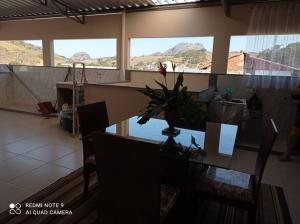 Uma vista geral da montanha ou uma vista da montanha a partir do apartamento