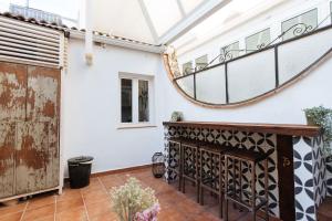 een patio met een glazen dak en een ijzeren open haard bij Casa Riad met Privé Patio in Málaga