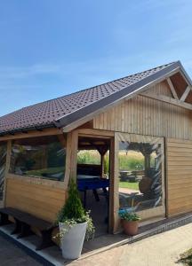 a gazebo with a table and a roof at Domki letniskowe "Kwatery u Skrzacika" in Sianozety