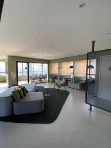 a large living room with a couch and a tv at Studio aconchegante I Perdizes I Nubank Parque in São Paulo +48 photos