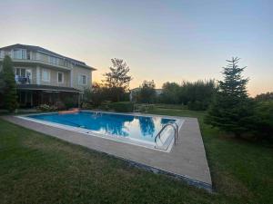a swimming pool in the yard of a house at Villa Elegance in Kocaeli
