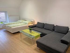 Postel nebo postele na pokoji v ubytování Ferien-Wohnung für 1-4 Pers in Seenähe
