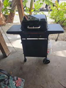 Kemudahan BBQ tersedia untuk tetamu di rumah percutian
