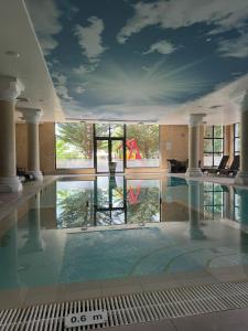 una gran piscina con techo con cielo en Studio Vila Roma, en Nesebar
