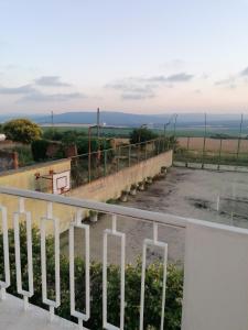 - Balcón con vistas a una cancha de baloncesto en Апартаменти Захариеви 4, en Byala