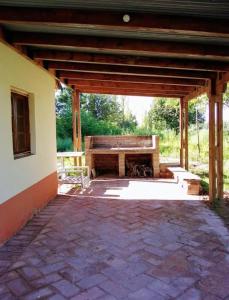 un pabellón con un banco de madera y una mesa en Finca Aleden, en Salto de las Rosas