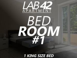 una camera con un letto e una camera da letto di LAB42 City & San Matteo Apartment - 2 Bedrooms a Pavia