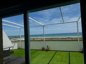 ein Blick auf das Meer vom Balkon eines Hauses in der Unterkunft Ático Amanecer Mediterráneo in Cabanes
