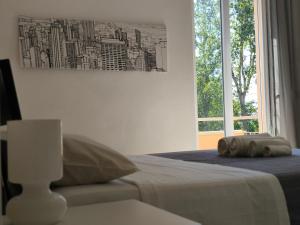 una camera da letto con un letto con due asciugamani sopra di LAB42 City & San Matteo Apartment - 2 Bedrooms a Pavia Altre 44 foto
