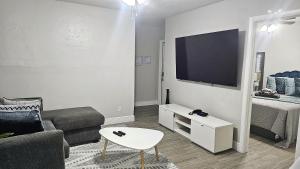 TV a/nebo společenská místnost v ubytování Big TV Apartment 6 Miles From Hard Rock Stadium and Casino