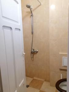 Un baño con ducha y WC. en Апартаменти Захариеви 4, en Byala 8 fotos más