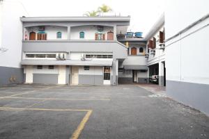 an empty parking lot in front of a building at Hotel Mooca in São Paulo