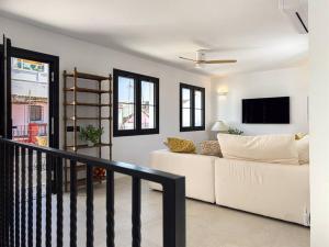 TV a/nebo společenská místnost v ubytování Casa Gina Old Town Marbella Center 4 Bedrooms
