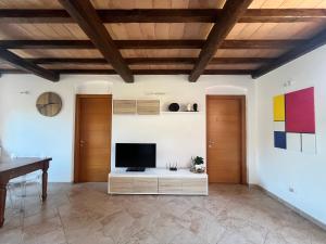 TV/trung tâm giải trí tại Seaview house free parking & private garden