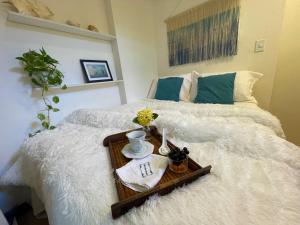 プライア・ド・フォルテにあるCasa Boha Praia do Forteのベッド1台(お茶セット付)