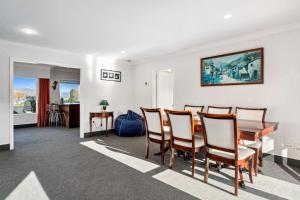 a dining room with a table and chairs at Mount Pisa Lake View in Cromwell