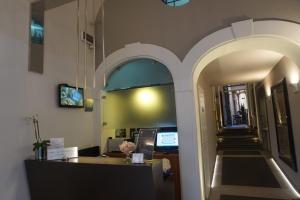 TV a/nebo společenská místnost v ubytování Trevi Palace Luxury Inn