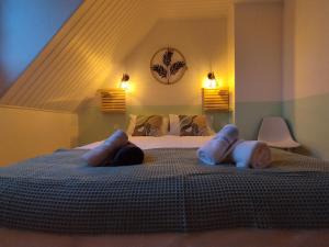 two people laying on a bed in a bedroom at Au Pti' Bonheur in Saint-Coulomb