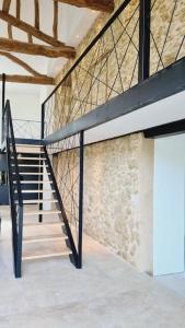 escalera en una habitación con pared de piedra en Villa Laurca, en Auch