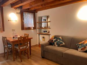 un soggiorno con un divano e un tavolo di Ninette Home a Venezia