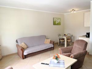 salon z kanapą, krzesłami i stołem w obiekcie Apartment in Mi dzyzdroje near Sandy Beach w mieście Międzyzdroje