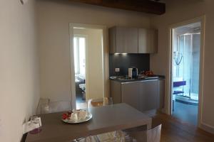 Kuchyň nebo kuchyňský kout v ubytování Trevi Palace Luxury Inn