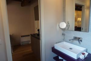 Koupelna v ubytování Trevi Palace Luxury Inn