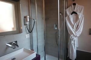 Koupelna v ubytování Trevi Palace Luxury Inn