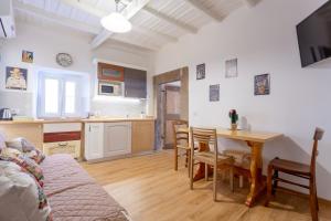 a living room and kitchen with a table and a couch at Alloggio delle Monache in Viterbo