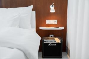 ウィーンにあるルビー マリー ホテル ヴィエナのベッド1台、ベッド横のデスクが備わる客室です。