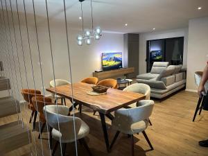 KasaliにあるVilla Amnis Imotski Makarskaの木製のテーブルと椅子のあるダイニングルーム